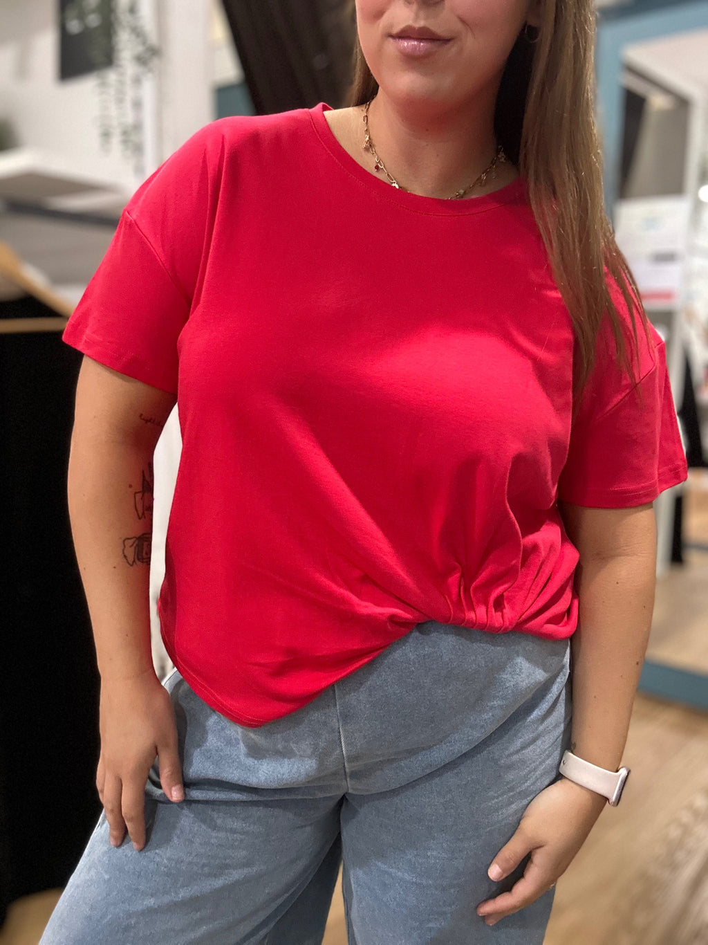 Easy Tuck Tee in cherry red, relaxed cotton elastane tee with tuck hem