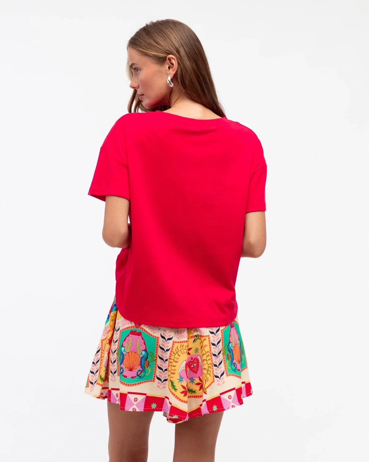 Easy Tuck Tee in cherry red, relaxed cotton elastane tee with tuck hem