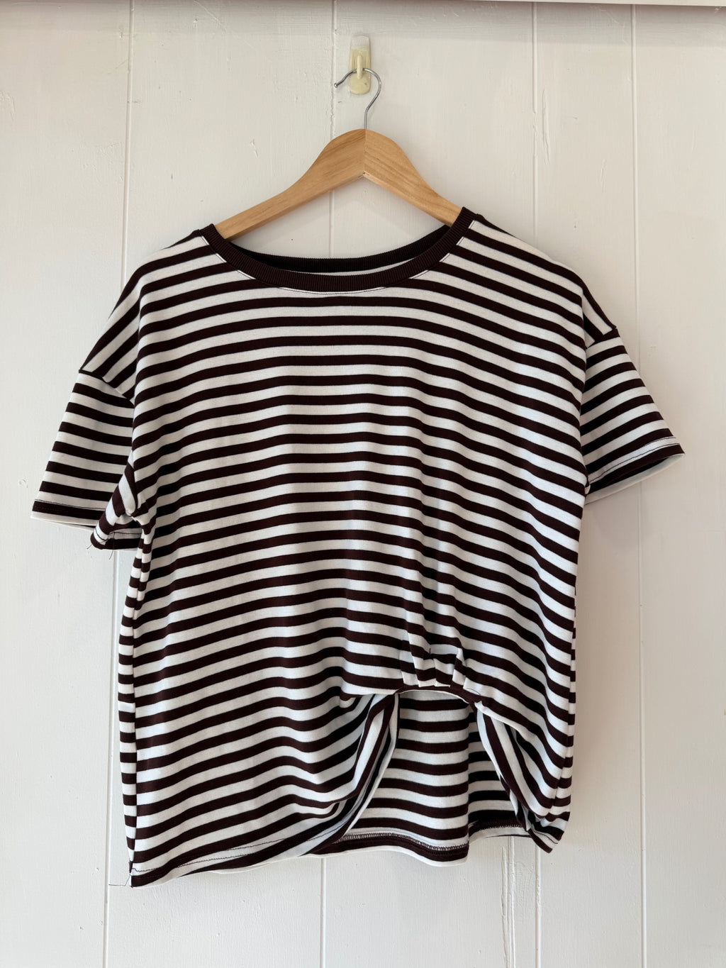 Easy Tuck Tee Choc/White