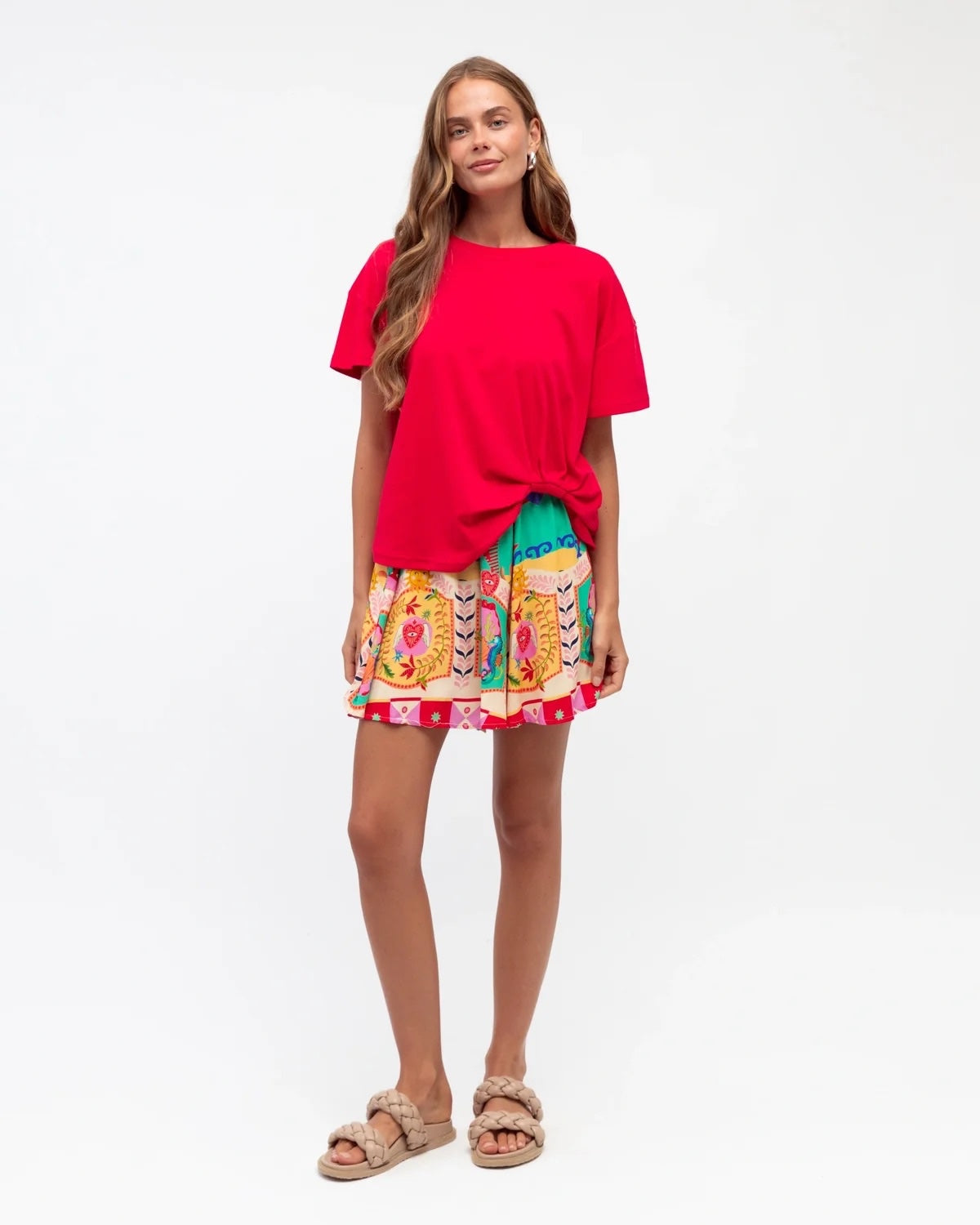 Easy Tuck Tee in cherry red, relaxed cotton elastane tee with tuck hem