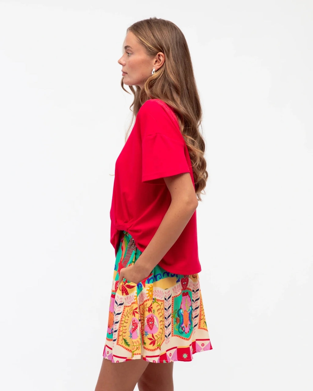 Easy Tuck Tee in cherry red, relaxed cotton elastane tee with tuck hem
