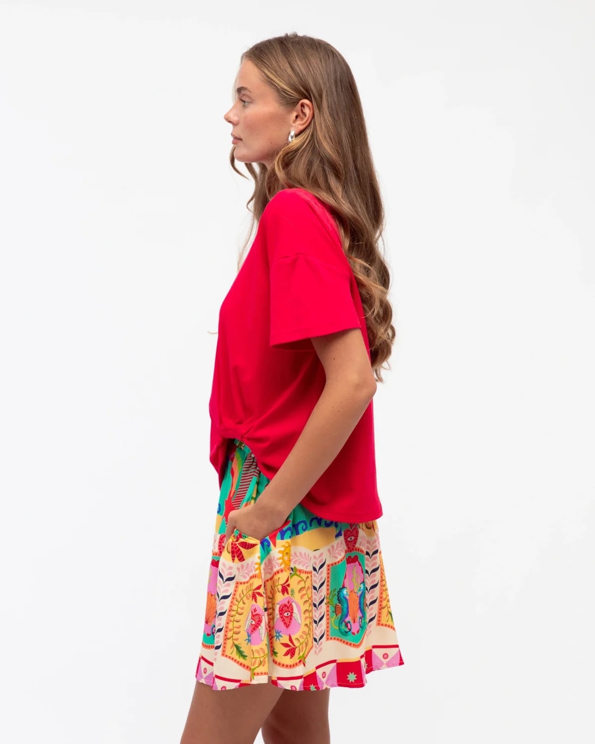 Easy Tuck Tee in cherry red, relaxed cotton elastane tee with tuck hem