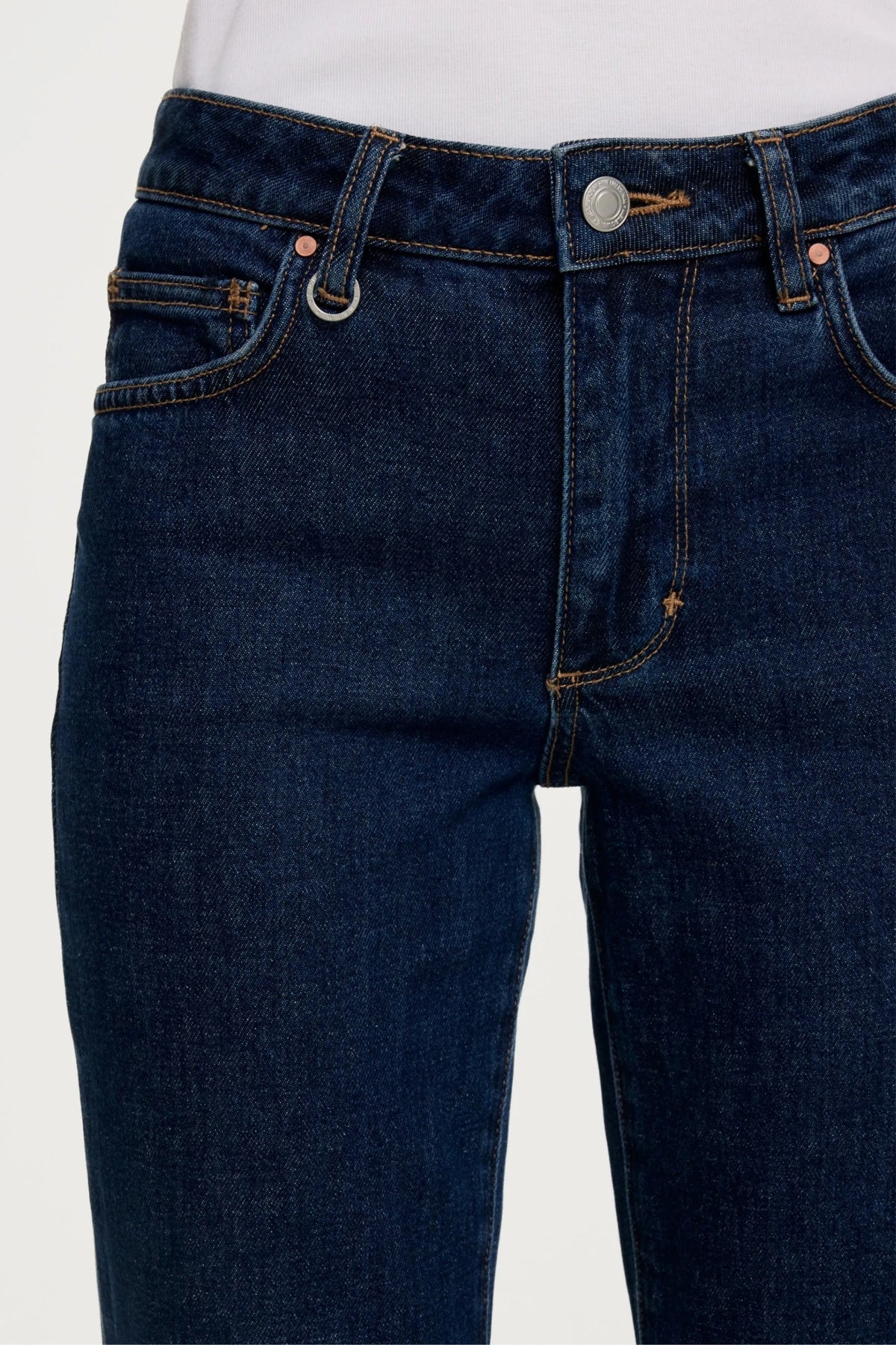 Freja Straight Jean Brooding by NEUW, dark wash high stretch denim styled for everyday wear