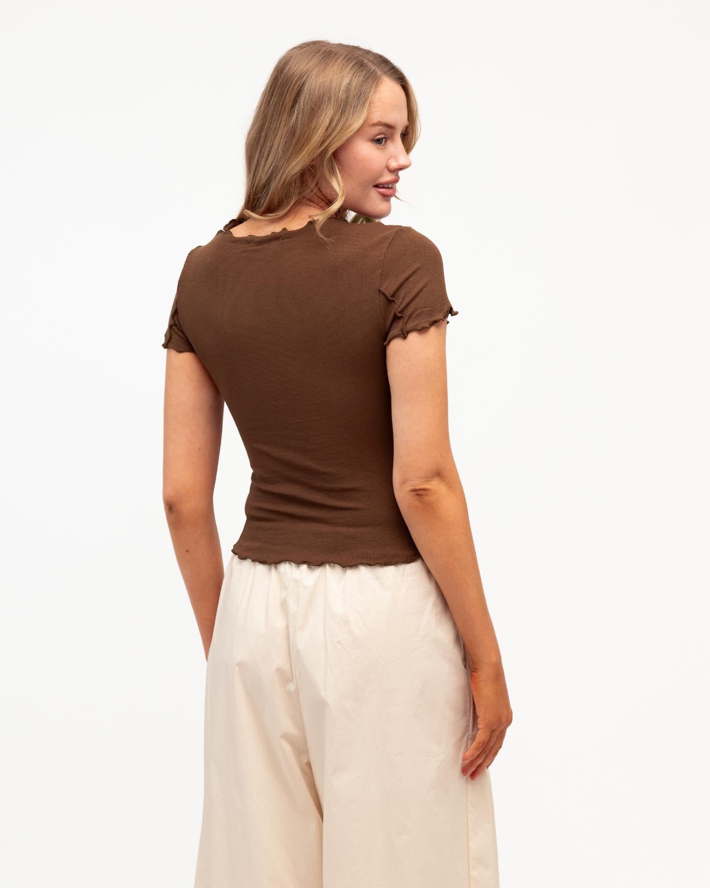 Sita Tee in chocolate - close up of lettuce edge trim